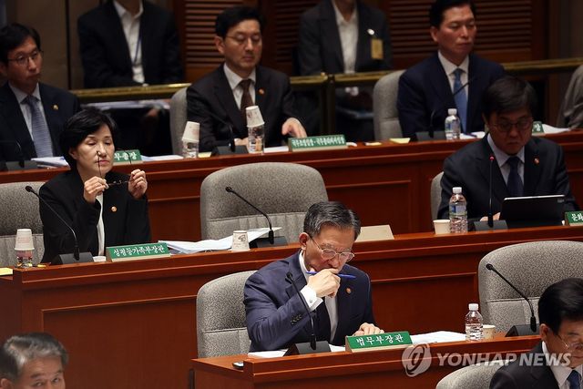 생각에 잠긴 정성호 법무부 장관