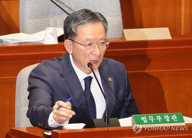 답변하는 정성호 법무부 장관