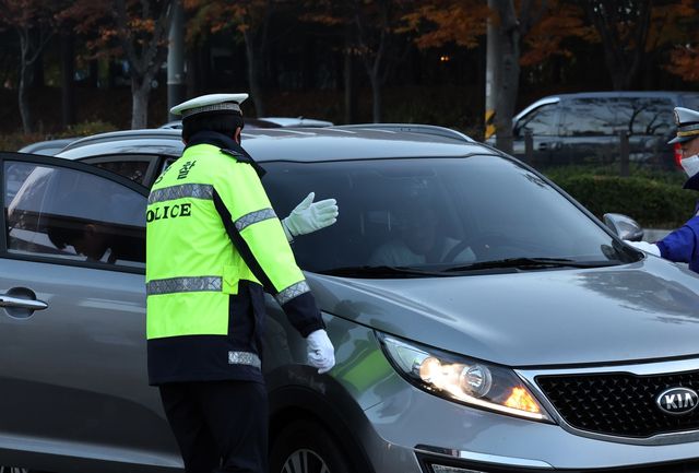 수능일, 교통관리하는 경찰