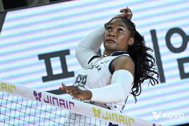 공격하는 한국도로공사의 모마