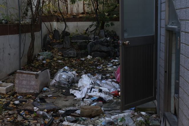 장기간 버려진 빈집과 쓰레기