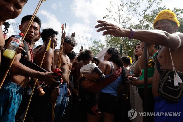 14일(현지시간) 유엔 기후총회 입구 막아선 아마존 원주민