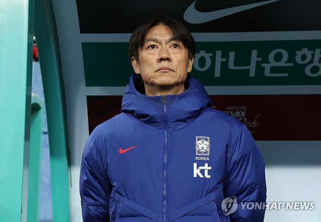 경기장 바라보는 홍명보 감독