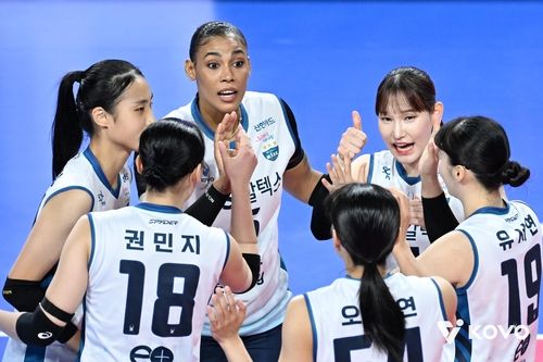 득점 후 기뻐하는 GS칼텍스 선수들