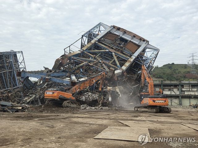 붕괴현장 구조물 해체하는 중장비들