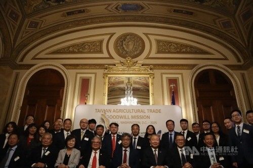 지난 9월 미국 연방의회 의사당에서 기념 촬영을 하는 대만 농산물 구매 방문단