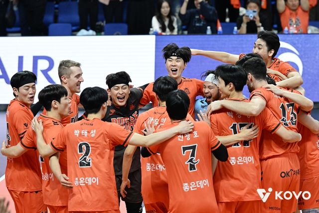 새 연고지 부산 첫 승에 기뻐하는 OK저축은행 선수들