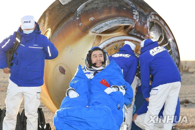 중국 선저우 20호 우주비행사들 지구 귀환 