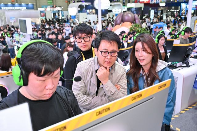 지스타 찾은 넷마블·코웨이 방준혁 의장