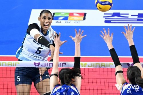 스파이크하는 GS칼텍스의 실바(왼쪽)