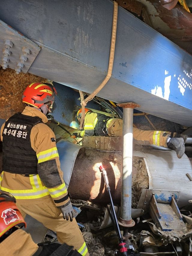 붕괴사고 잔해물 사이 진입하는 소방대
