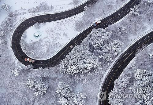 폭설에 바쁜 제설 차량