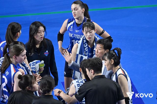 작전 지시하는 김호철 IBK기업은행 감독(오른쪽 중앙)