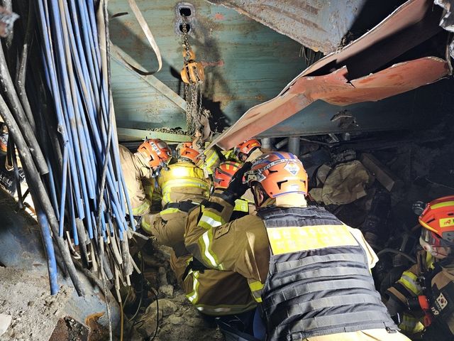 밤샘 총력 구조나선 소방대원들