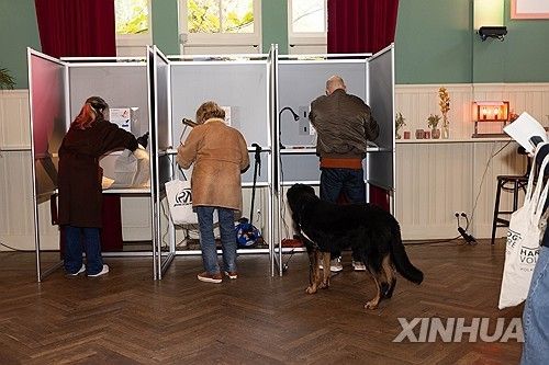 지난 10월 네덜란드 암스테르담 투표소에서 총선 투표에 참여하고 있는 유권자들 [신화 연합뉴스 자료사진. 재판매 및 DB 금지]