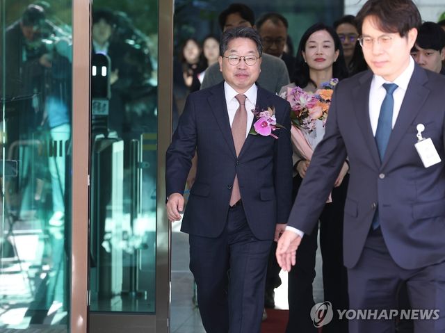 퇴임식 마치고 대검 나서는 노만석 검찰총장 직무대행