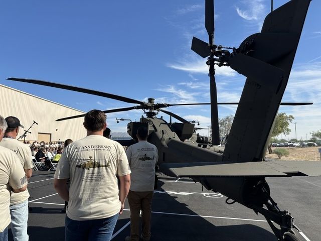 아파치 헬기 50주년 기념행사 참석한 보잉 직원들