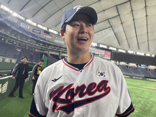 인터뷰 중 함박웃음 짓는 노시환