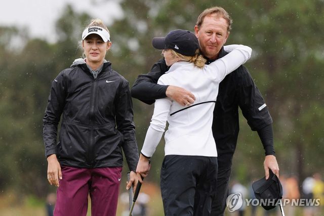 2023년 PNC 챔피언십 때 넬리 코르다(왼쪽)와 아버지 페트르