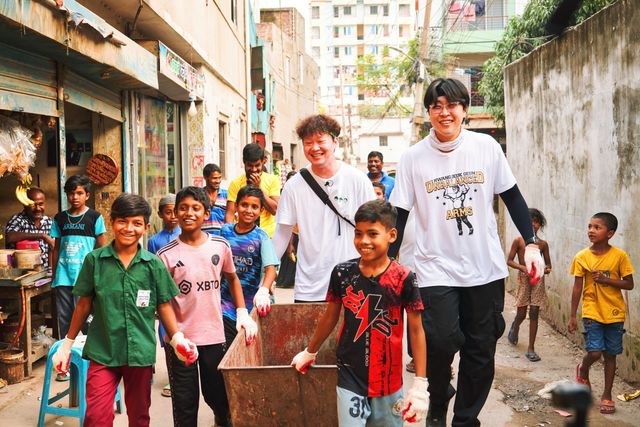 피식대학이 방글라데시를 방문해 현지 아동들을 응원하고 있다