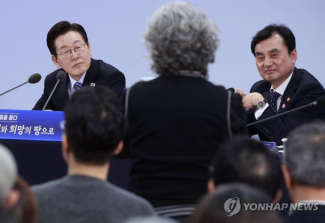 발언 듣는 이재명 대통령