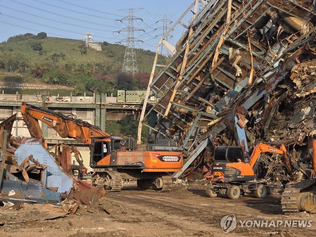중장비 동원 밤낮없는 수색 작업