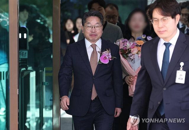 퇴임식 마치고 대검 나서는 노만석 검찰총장 직무대행