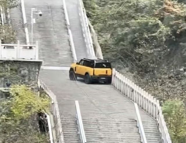 장각계 천문산 계단 오르다 난간에 부딪친 체리자동차 SUV