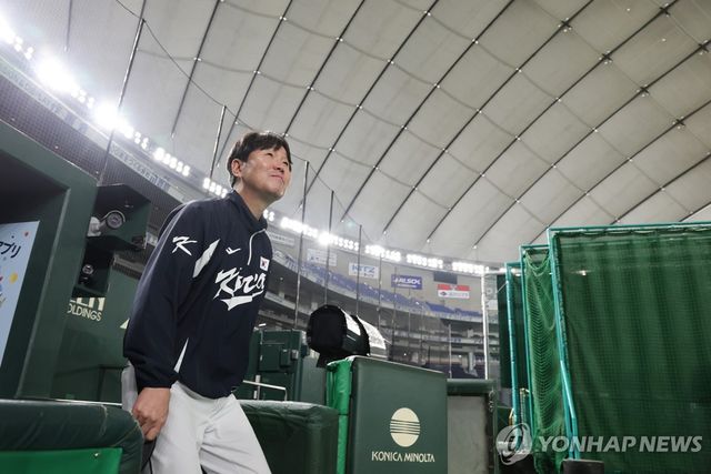 그라운드로 향하는 류지현 감독