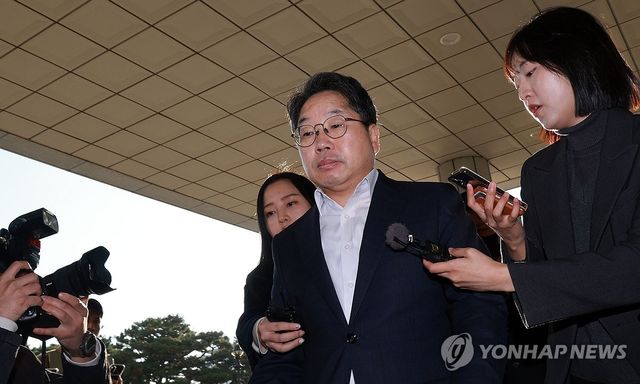 '항소포기 사퇴론' 노만석 총장대행 연차 후 출근…묵묵부답