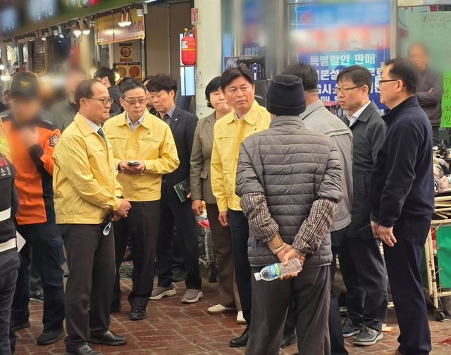 트럭 돌진사고 제일시장 방문한 조용익 부천시장(가운데 노란옷)