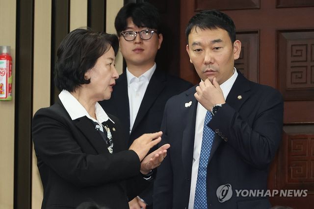 대화하는 추미애·김용민 의원