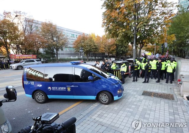 해병특검 들어서는 호송차