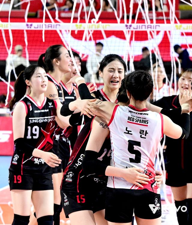 11월 9일 페퍼저축은행을 상대로 승리한 정관장 선수들