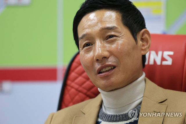 인터뷰하는 LG트윈스 염경엽 감독