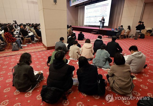 '바닥에 앉아서라도'