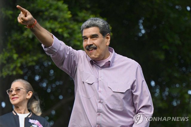 13일(현지시간) 베네수엘라 카라카스에서 열린 청년의 날 시위에 참석한 니콜라스 마두로 대통령