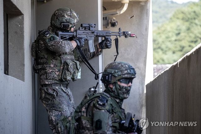 훈련 중인 육군 장병들