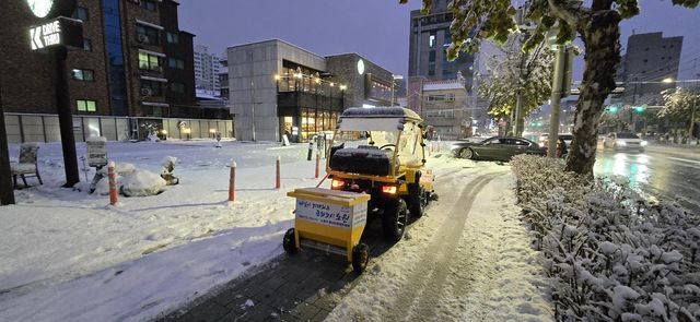 지난해 11월 제설작업하는 모습