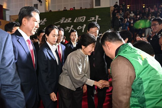 악수하는 박근혜 전 대통령