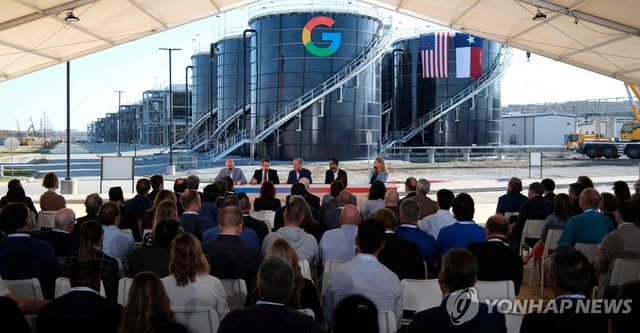 그레그 애벗 미국 텍사스 주지사와 순다 피차이 구글 최고경영자(CEO)가 14일(현지시간) 텍사스주 댈러스 인근의 미들로디언 데이터센터에서 구글의 400억 달러 데이터센터 신규 투자를 발표하고 있다. [Getty Images via AFP=연합뉴스]