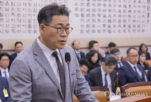 마약수사 관련 의혹 질의에 답하는 백해룡 경정