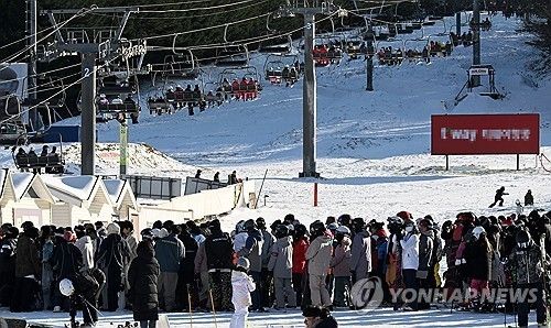 개장 후 첫 휴일 맞은 스키장