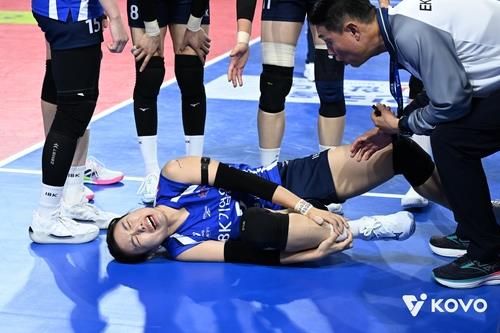 오른쪽 발목을 다쳐 통증을 호소하는 기업은행의 김하경