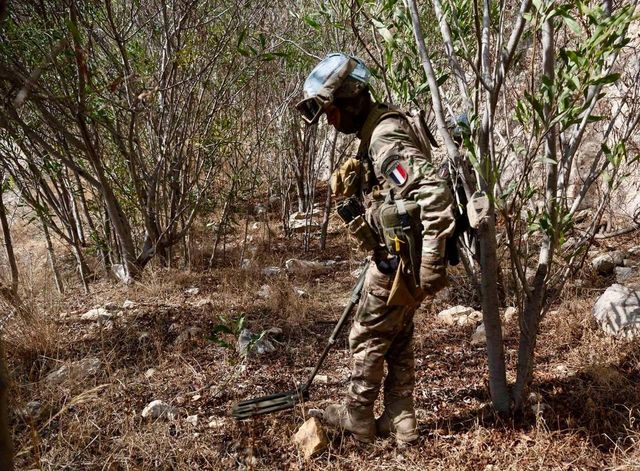 레바논 남부 '블루라인' 근처에서 폭발물 탐지 중인 UNIFIL 병력