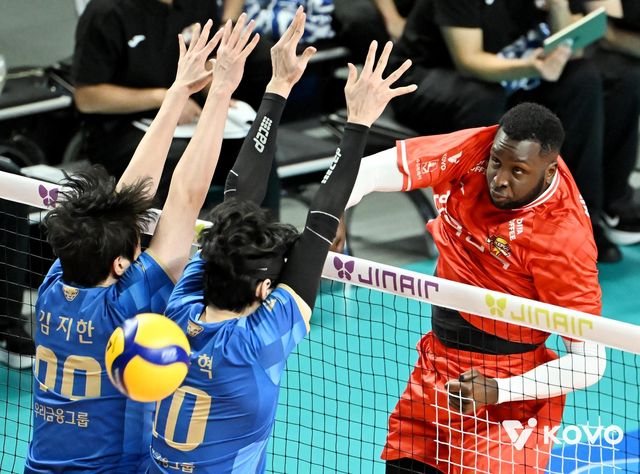 스파이크하는 한국전력의 베논(오른쪽)