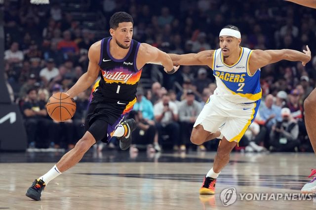 넴하드를 떨쳐내고 드리블하는 부커