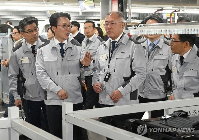 김민석 국무총리, 기아 이보 플랜트 이스트 생산 현장 방문