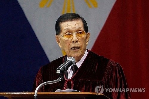 2012년 필리핀 상원의장 당시 엔릴레 전 국방부 장관