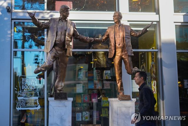 도널드 트럼프 대통령과 성범죄자 제프리 엡스타인의 친분을 풍자한 조형물